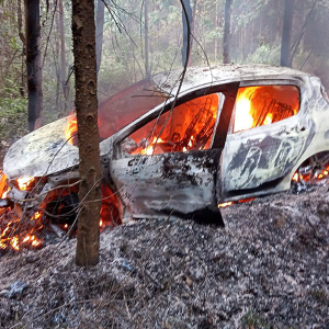 Carro pega fogo após motorista sair da pista no interior