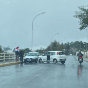 Dois veículos colidem na ponte Coronel Rodrigo Ajace