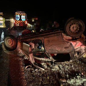 Carro capota após motorista perder controle da direção na BR-116