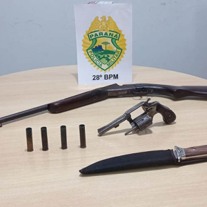 Homem é preso com duas armas de fogo escondidas em veículo