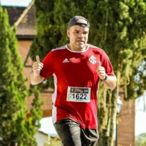 Ultramaratonista promove ação solidária e disputa prova de 105 quilômetros