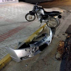 Motorista bate em moto e foge sem prestar socorro