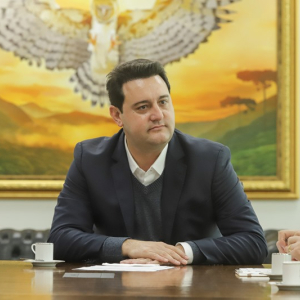 Governador encaminha projetos de lei para reestruturação de carreiras e reajuste salarial de servidores