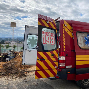 Homem é resgatado após ficar soterrado em obra