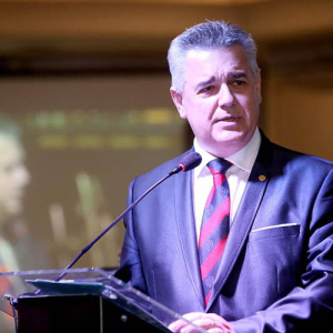 Em vídeo, Unimed Riomafra homenageia médico Alberto Gugelmin Neto