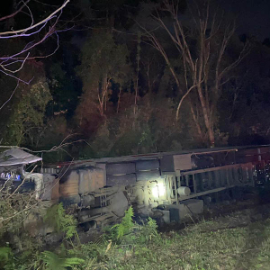 Caminhão tomba após motorista perder o controle da direção na BR-280