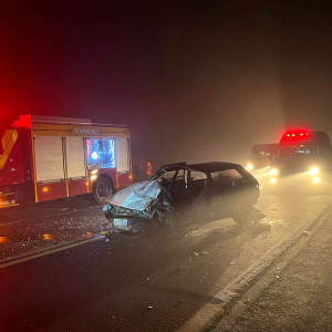 Colisão frontal entre dois carros deixa homem ferido na BR-116