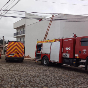 Homem sofre queimaduras de 2º e 3º grau após receber descarga elétrica
