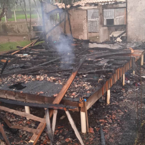 Casal que teve residência destruída por incêndio pede ajuda para recomeçar