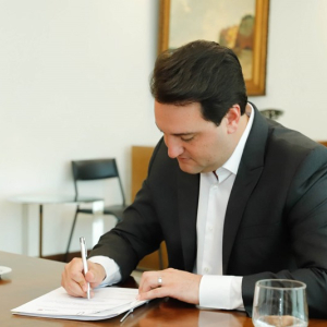 Ratinho Junior assina decreto que reajusta piso do Salário Mínimo Regional