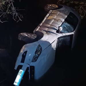 Motorista perde controle da direção e veículo cai em córrego