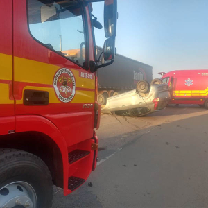 Veículo capota após colisão na BR-116