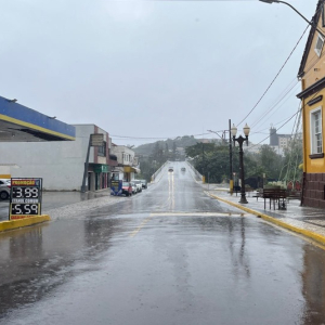Frente fria traz chuva e queda brusca nas temperaturas