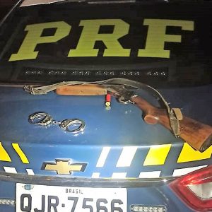 Homem é preso ameaçando pessoas com espingarda na BR-280