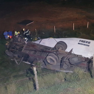 Caminhão cai de ribanceira e deixa duas vítimas fatais na BR-280
