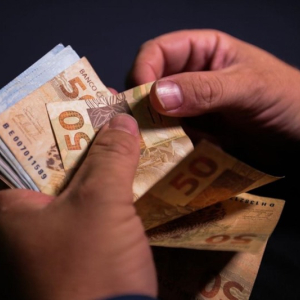 Reajuste dos servidores públicos do Paraná começa a ser pago nesta quinta-feira