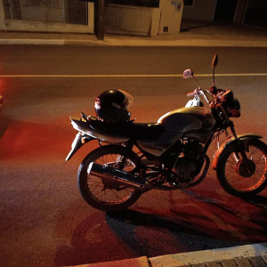 Adolescente de 14 anos pega moto do avô escondido e é flagrado na contramão