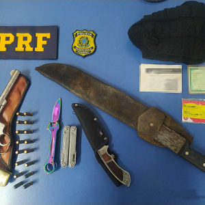 PRF apreende armas e munições em veículo acidentado na BR-116