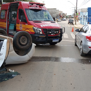 Motorista perde o controle do carro, atinge outros dois veículos e capota