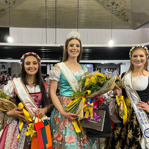 Eleitas rainha e princesas da Festa do Boi e Frango Ralados de Itaiópolis; conheça