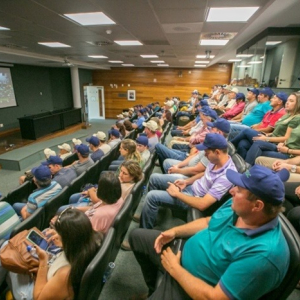 Agricultores lotam Alesc