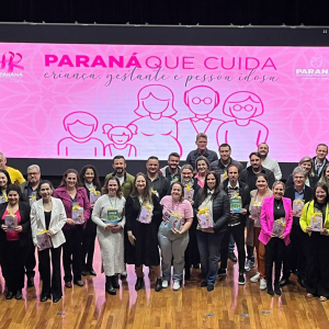 Paraná lança caderneta de saúde do idoso e novas versões para crianças e gestantes