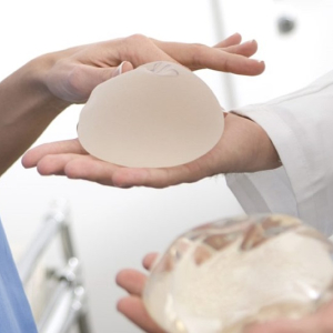 Mãe que teve prótese de silicone rompida durante amamentação será indenizada