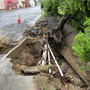 Forte chuva faz galeria se romper e “engolir” parte da rua