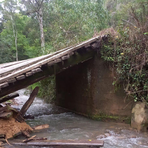 Excesso de chuva faz ponte ceder no interior de Itaiópolis