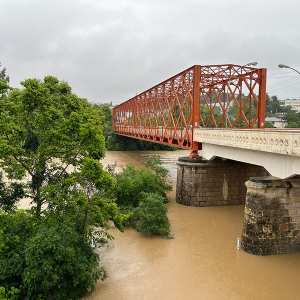 Em novos alertas, Defesa Civil reforça chuva volumosa e temporais