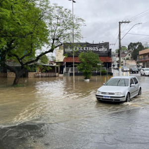Praça dos Correios é interditada após cheia do rio Negro