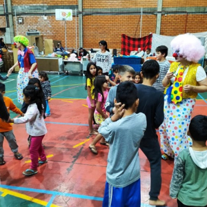 Grupo de voluntários leva diversão às crianças desabrigadas pelas enchentes