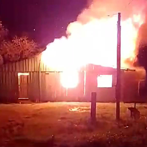 Casa fica destruída após ser atingida por incêndio