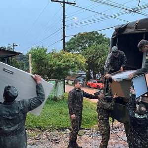Exército auxilia na remoção de famílias afetadas pela enchente em Rio Negro e Mafra