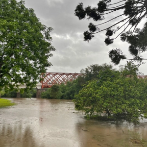 Semana começa com alerta de chuva volumosa e temporais na região