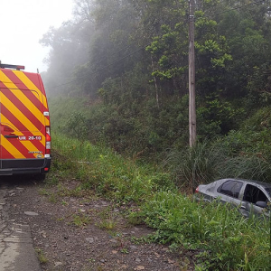 Motorista fica ferido após saída de pista na SC-114