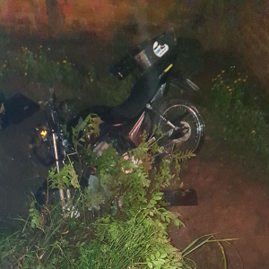 Homem fica ferido ao cair em vala com moto