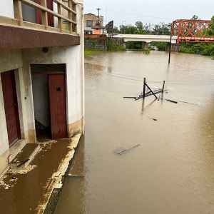Apesar da chuva, nível do rio Negro segue baixando