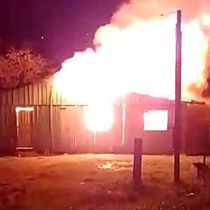 Família pede ajuda após ter casa destruída por incêndio em Rio Negro