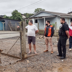 Famílias atingidas pelas enchentes se preparam para retornar para casa em Rio Negro