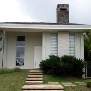 Conheça residência de alto padrão no Centro de Rio Negro