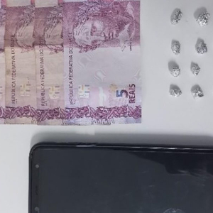 Polícia Militar prende homem com 11 pedras de crack