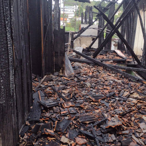 Casa de madeira é parcialmente destruída por incêndio