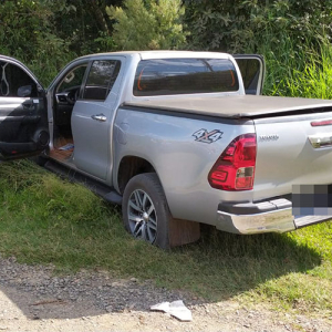 Ao verem barreira policial, homens abandonam camionete furtada na BR-280