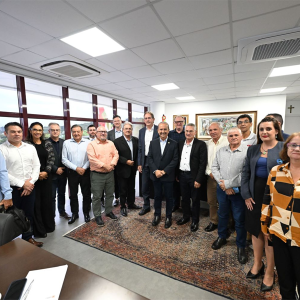 Jorginho Mello recebe acordo para reajuste do piso salarial regional em 2024