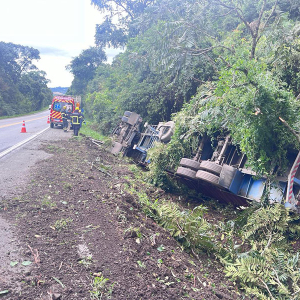 Caminhão tomba após acidente na BR-280