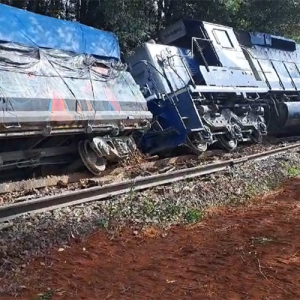 Desnível em ferrovia provoca descarrilamento de locomotivas e vagões