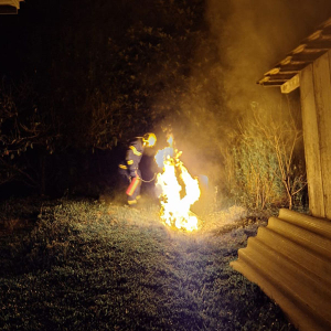 Homem testa vazamento de gás com isqueiro e quase causa explosão