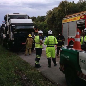 Caminhão cegonha pega fogo na BR-116