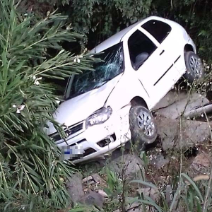 Motorista perde o controle de veículo, que sai da pista e cai em córrego